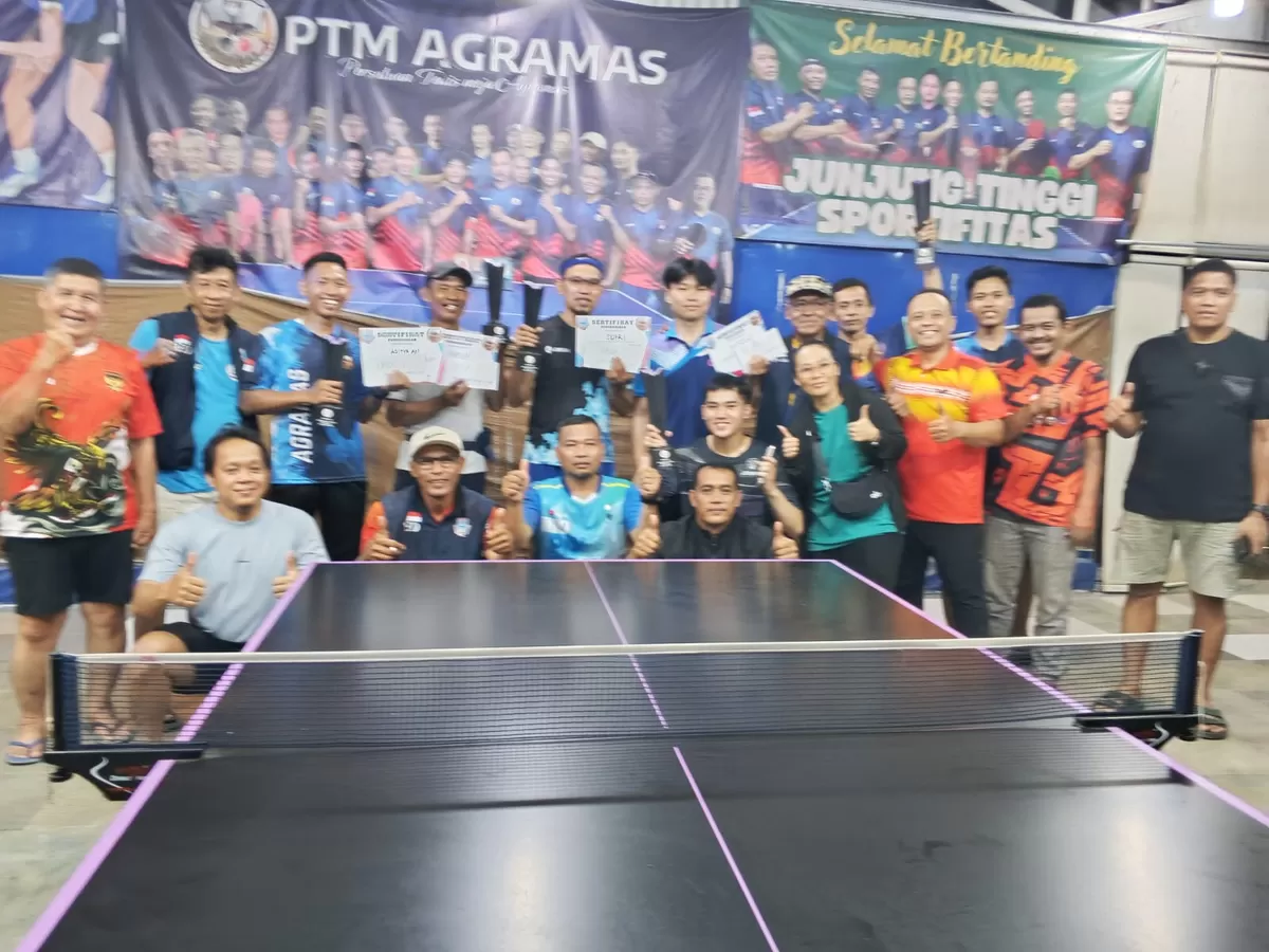 Para juara Turmini Gelapa Series-4 2026 berfoto bersama dengan panitia dan para pendukungnya, Minggu (19/7/2026) malam. - Ist