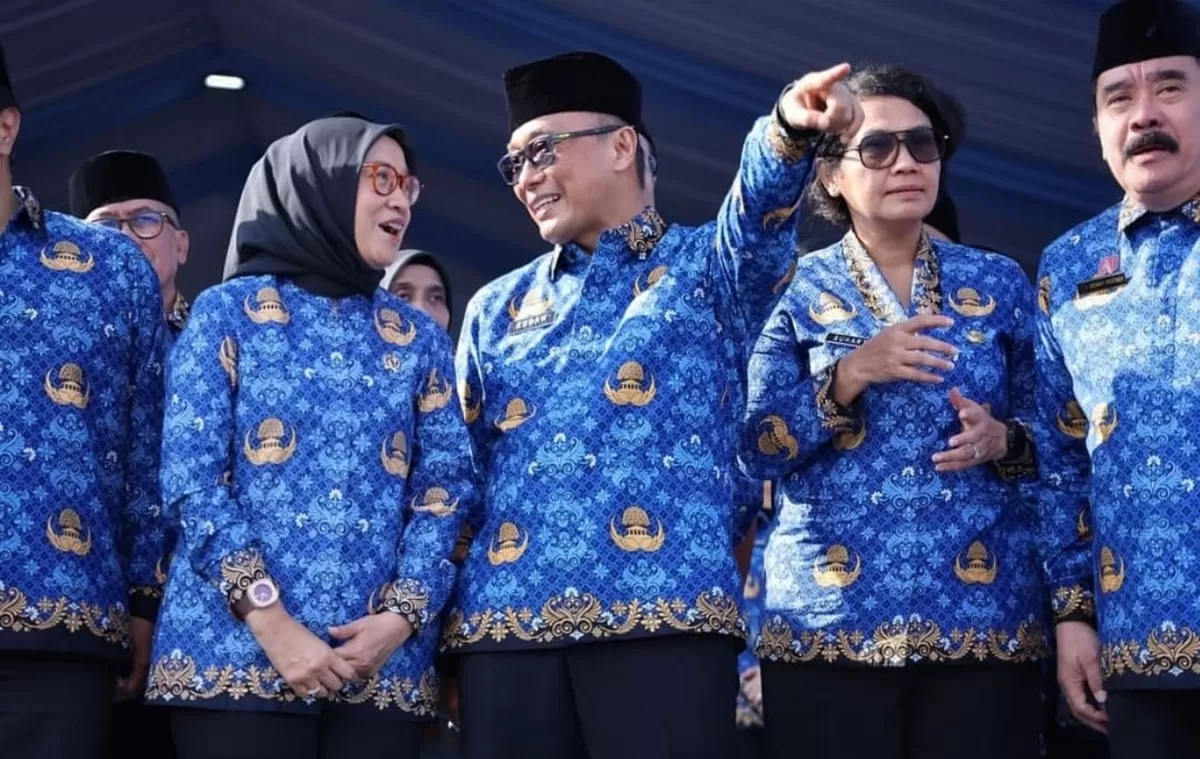 MenPAN-RB Rini Widyantini (kedua dari kiri) dan Kepala BKN Zudan Arif Fakrulloh (tengah) unggah pesan untuk para ASN. (Instagram/menpanrb)