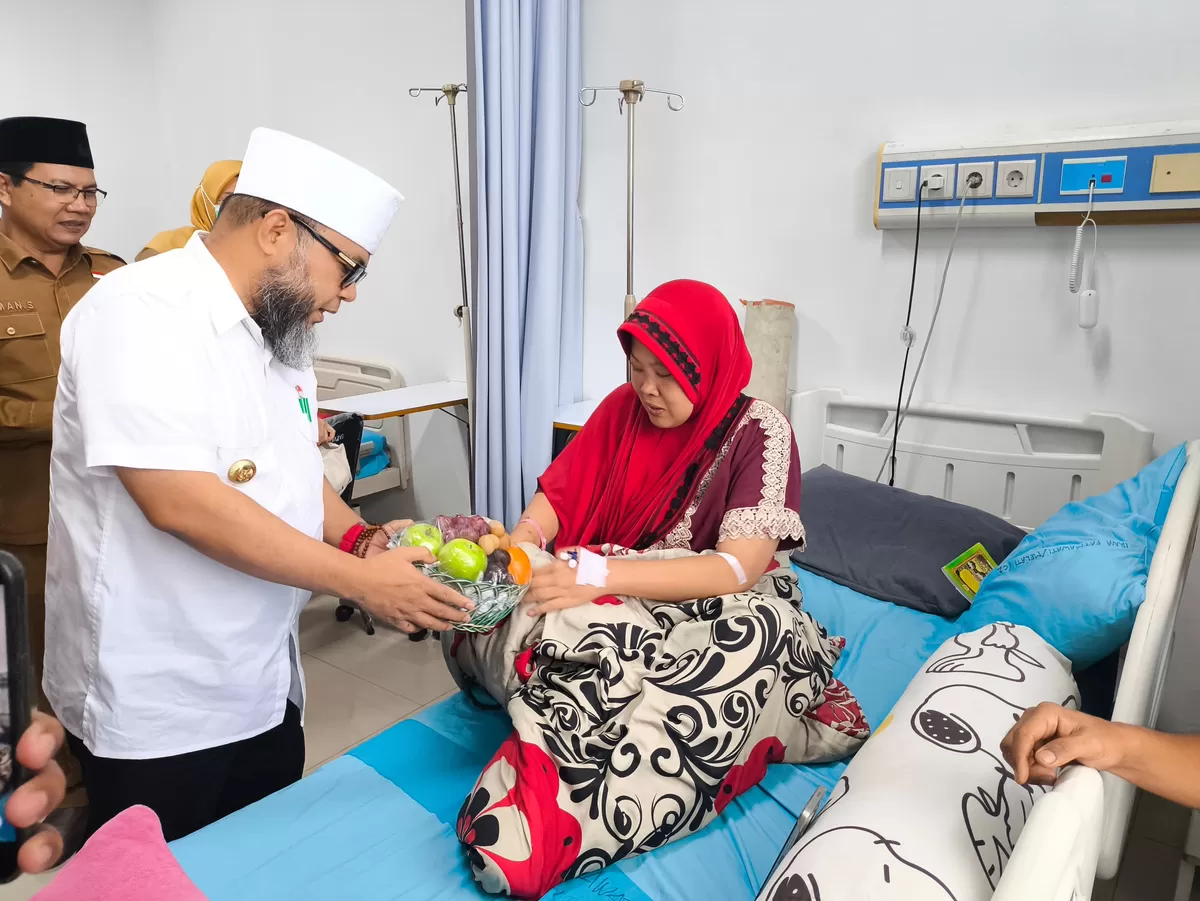 Gubernur Bengkulu, Helmi Hasan mengunjungi pasien rumah skait yunus bengkulu.(Foto/Ist( 
