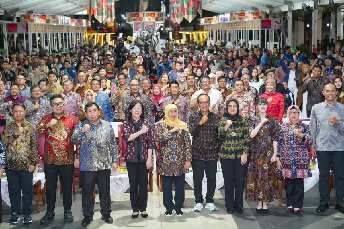 Deputi Gubernur Bank Indonesia Filianingsih Hendarta dan Gubernur Jatim Khofifah Indar Parawansa, pada penutupan JCFF 2026 di Surabaya. (Ist)