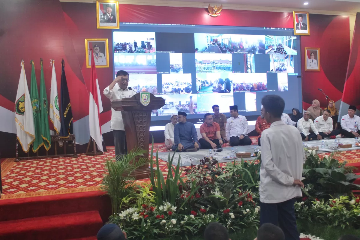 Yusuf Kalla memberikan motivasi pada siswa SMA/SMK  se Bengkulu  yang menjalani retret merah putih di Kota Bengkulu.(Foto/Ist(