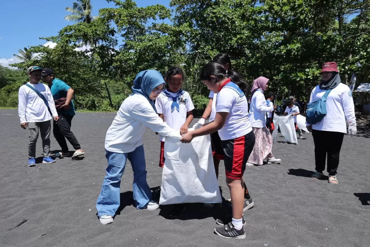 Aksi bersih-bersih pantai atau coastal clean up diprakarsai Pertamina  di wilayah Pantai Tangkoko, Batuputih Bawah, Kota Bitung, Sulawesi Utara.(Ist)