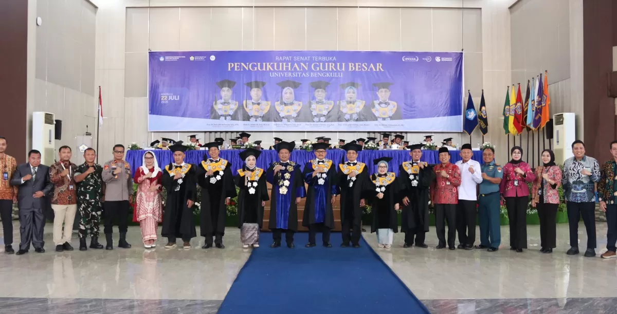 Rapat senat Unib Bengkulu mengikuhkan sebanyak 6 orang guru besar. Foto/Hunas Unib)