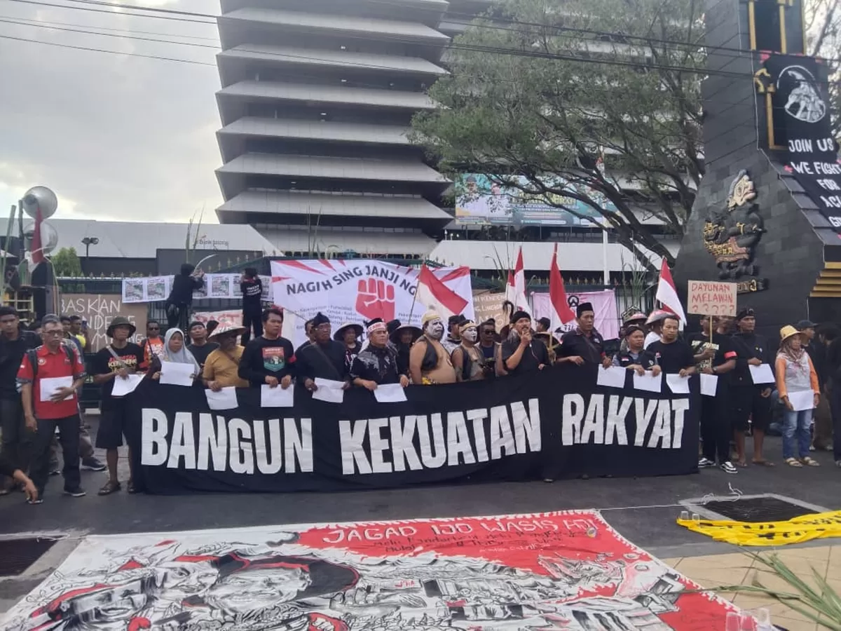 Aliansi Jateng Guyub mendesak evaluasi Omnibus Law, menolak pajak JHT, meminta upah layak, serta perlindungan buruh dari PHK massal. (SP/Gregorius Steven)