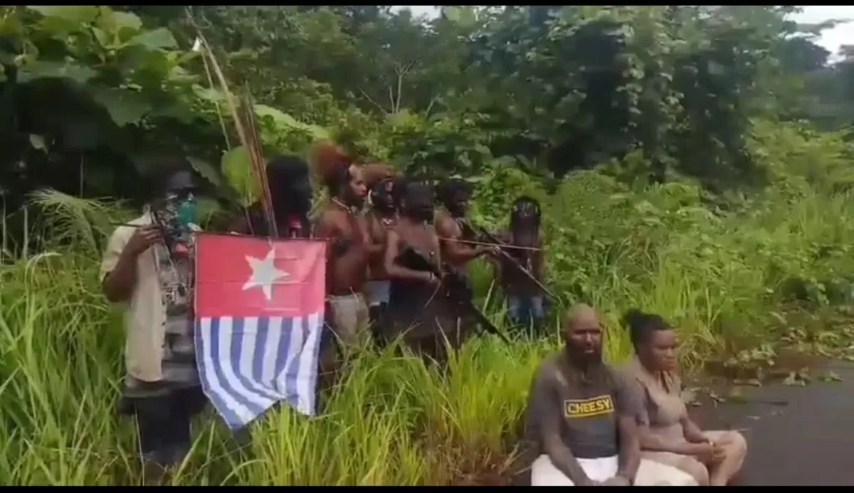 Suami istri warga sipil sebelum dieksekusi mati oleh KKB Papua.  (SS video viral )