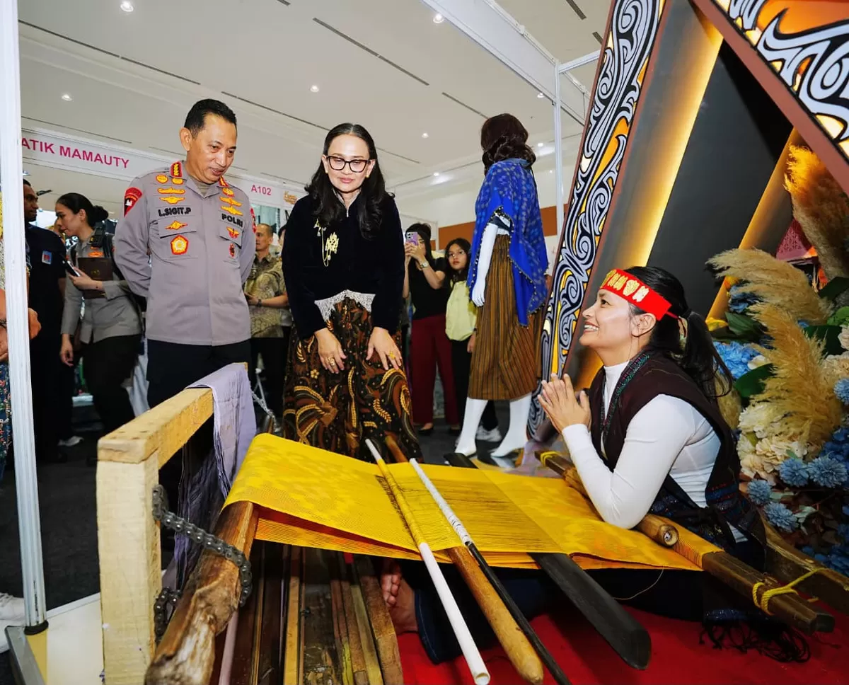 Kapolri dan istri meninjau bazar kreasi Bhayangkari Nusantara 2026 di Jakarta.(Foto/Ist)