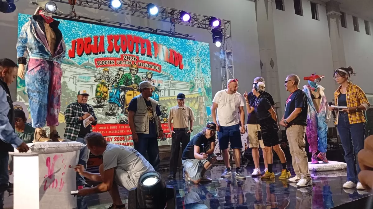Penyelenggara bersama pemda dan skuteris Jerman melakukan aksi coretan menandai dibukanya perhelatan Jogja Scooter Parade SP.news/ Philipus Anton