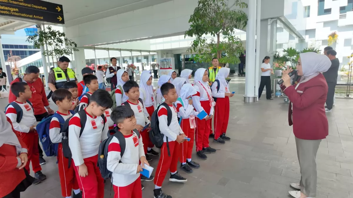 Bandara Ahmad Yani Semarang mengajak siswa SDN Tambakharjo belajar dunia penerbangan lewat tur edukasi dan simulasi perjalanan pesawat.