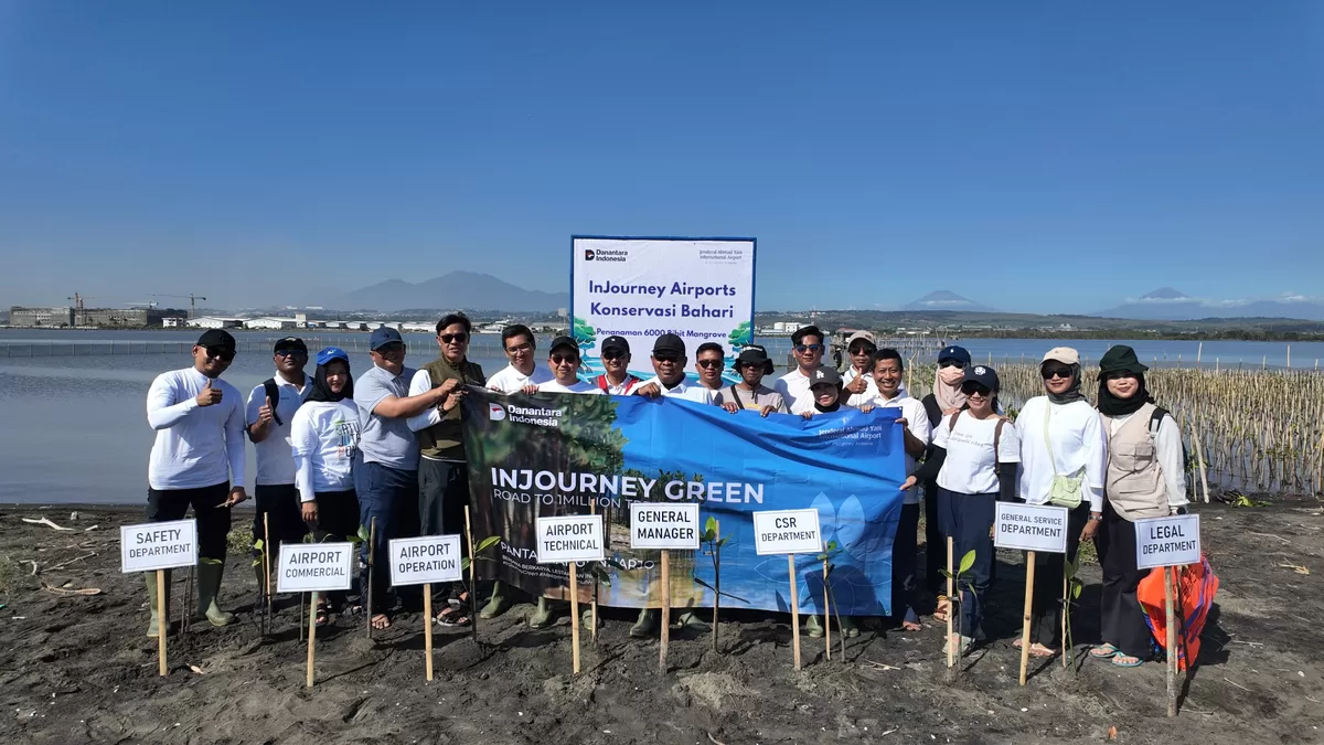 Bandara Ahmad Yani Semarang menanam 6.000 mangrove di Pantai Mangunharjo untuk cegah abrasi dan menjaga ekosistem pesisir.