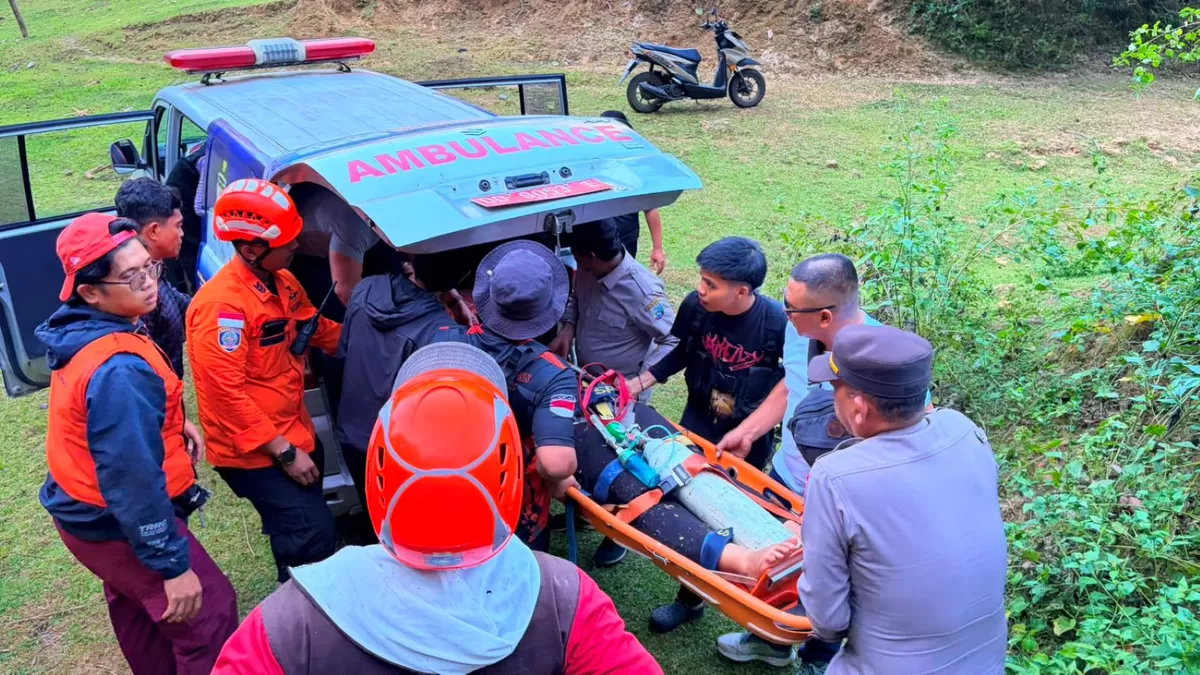  Seorang mahasiswa, Ine Agustina (21/P) ditandu karena kram kaki dan 5 diantaranya kelelahan saat dievakuasi  di kawasan Gunung Goa Kalibbong Alloa. (Ist)