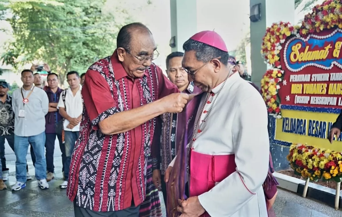 Mgr. Hans Monteiro disambut meriah lewat dentak Tari Perang Hedung khas Adonara, sapaan adat berlarut dialek Lamaholot, hingga pengalungan selendang tenun oleh sesepuh diaspora. (Ist)