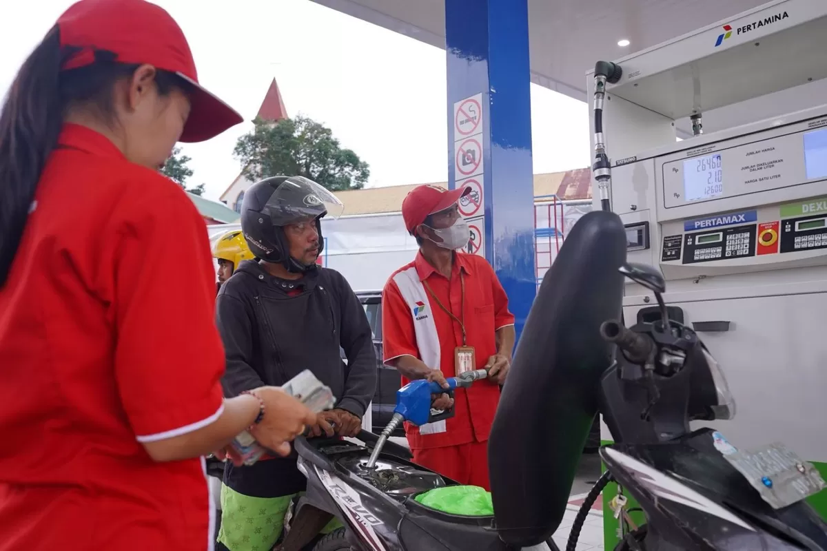  Ditemukan pengisian BBM ke dalam jeriken dilakukan menggunakan QR Code kendaraan roda empat, sehingga tidak sesuai dengan ketentuan penyaluran BBM subsidi yang berlaku. (Ist)