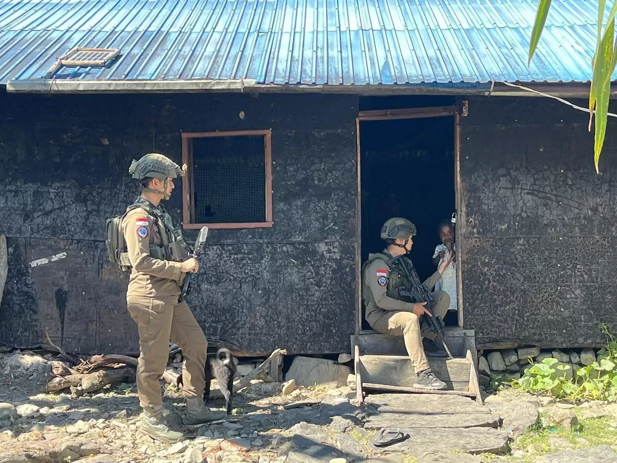Satgas Ops Damai Cartenz lakukan patroli jalan kaki dekatksn dengan masyarakat.(Foto/Ist(