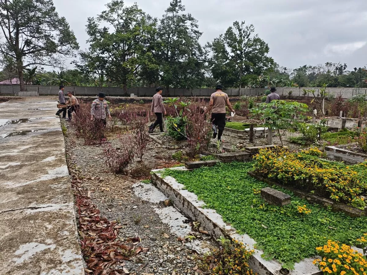 Satgas Ops Damai Cartenz  bersama wargaxMimika gelwr gotong royong bersihkab akses ke pemakqman swtempwt. (Foto/Ist)'