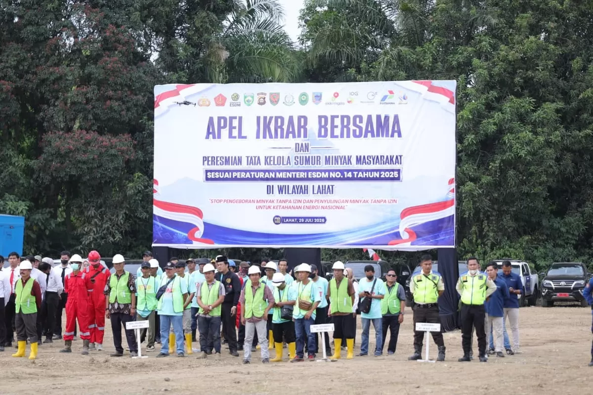 Kapolda Sumsel beserta jajaran hadiri  Apel Ikrar Bersama dan Launching Tata Kelola Sumur Minyak Masyarakat yang dipusatkan di Desa Banjar Sari, Kecamatan Merapi, Kabupaten Lahat.(Foto/Ist)