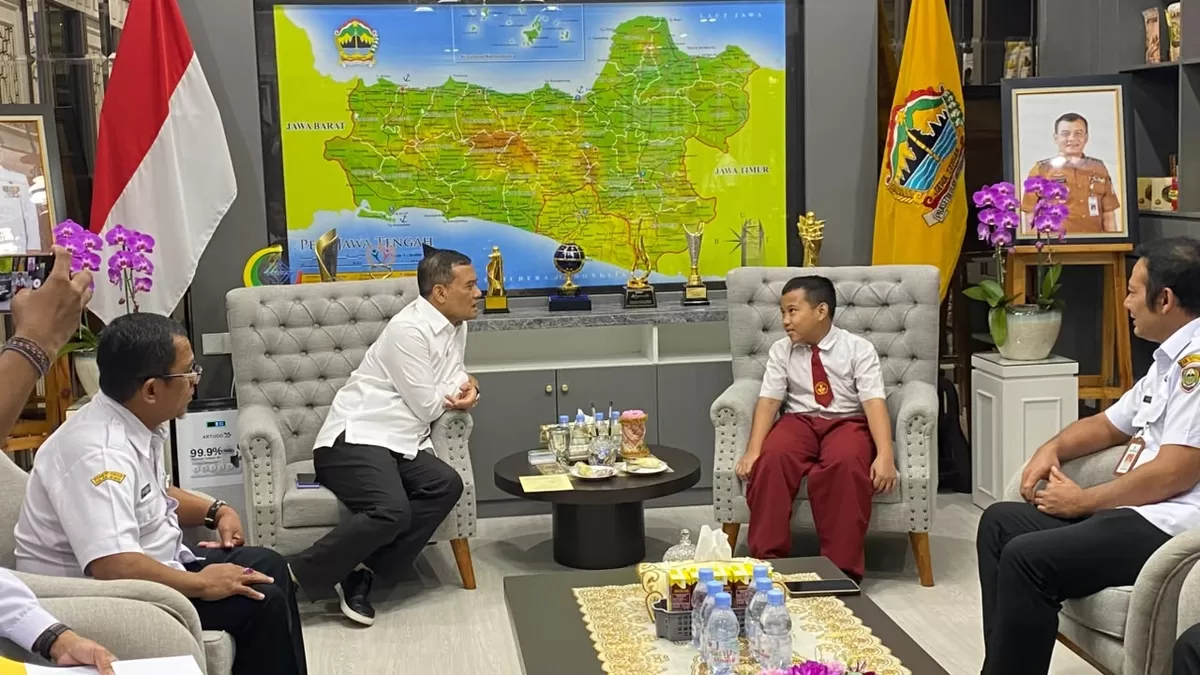 Ibrahim Al Abrar, siswa SD Negeri 3 Genengsari, Kecamatan Kemusu, Kabupaten Boyolali, mendapat apresiasi langsung dari Gubernur Jawa Tengah Ahmad Luthfi (SP/Gregorius Steven)
