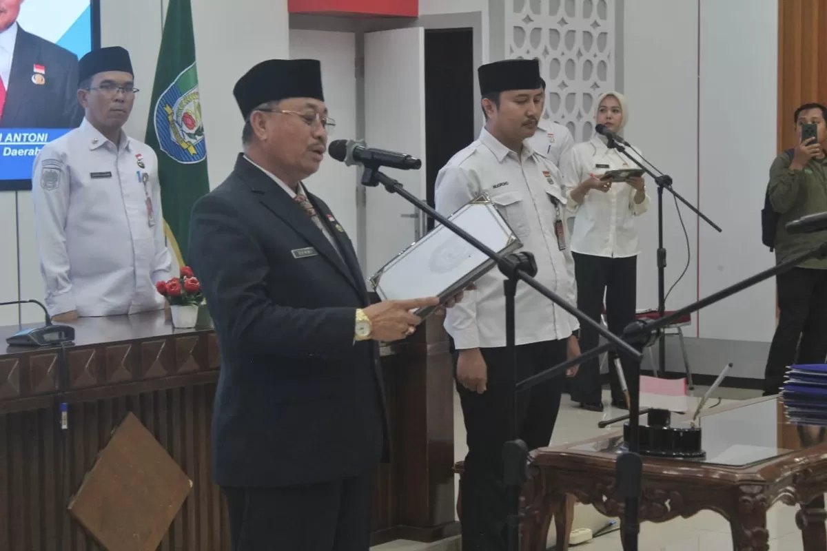 Asisten II Pemprov Bengkulu Raden Ahmad Denny melantik Direktir dan Komisaris PT Bengkulu Mandiri  milik daetah. (Foti/Ist)