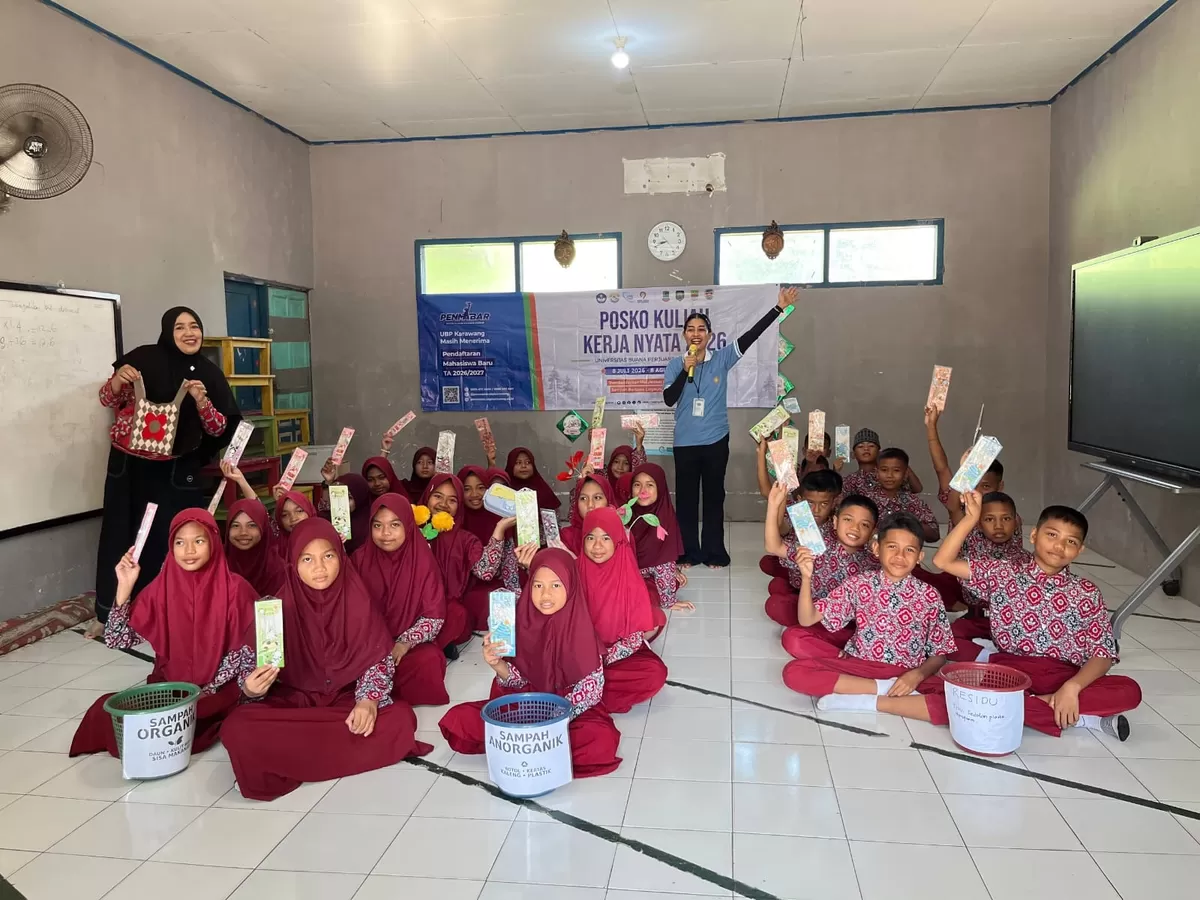 Andi Dian Anggreni, mahasiswa KKN 2026 UBP Karawang memberikan edukasi kepada siswa SD Inpres Pare-Pare, Desa Maradekaya, didampingi guru pengajar. (Ist)