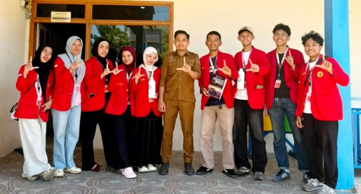 Mahasiswa Unhas bersama Sekretaris Desa Laikang, Sahar, mereka berhasil mengubah makroalga terdampar jadi pembersih hingga pupuk cair, hasil inovasi ini resmi diserahkan ke pemerintah setempat. (Ist)