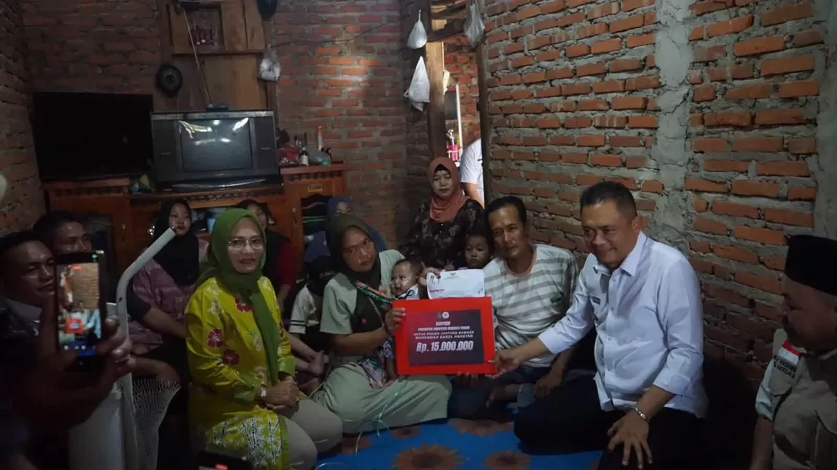 Bupati Bengkulu Tengah, Rachmat Riyanto didampingi istrinya menyerahkan bantuan sebesar Rp 15 juta kepada keluarga bayi usia 5 bulan mengalami kelainan jantung segera operasi.(Foto/MC Benteng)