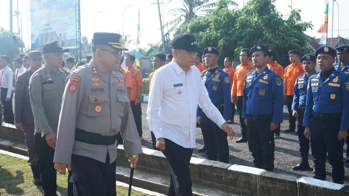 Bupati Bengkulu Tengah, Rachmat Riyanto bersama Kapolres melakukan pemeriksaan barisan pada Apel Kesiapsiagaan menghadapi Karhutla dan dampak El Nino di wilayah ini.(Foto/MC Benteng)