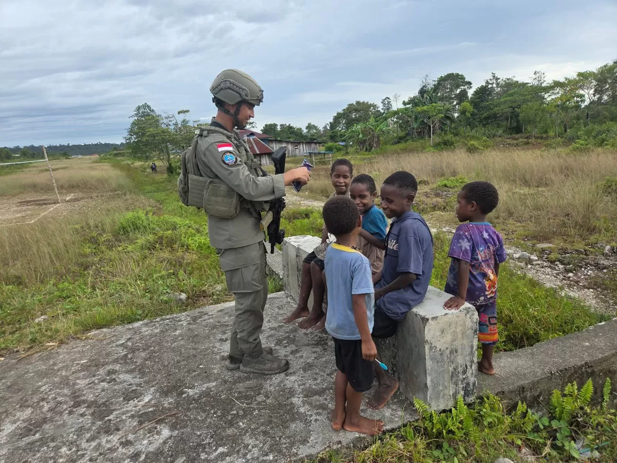 Anggota Satgas Ops Damai Cartenz melaksanakab patroli humanis berikan rasa amab wargq kenyam.(Foto/Ist)