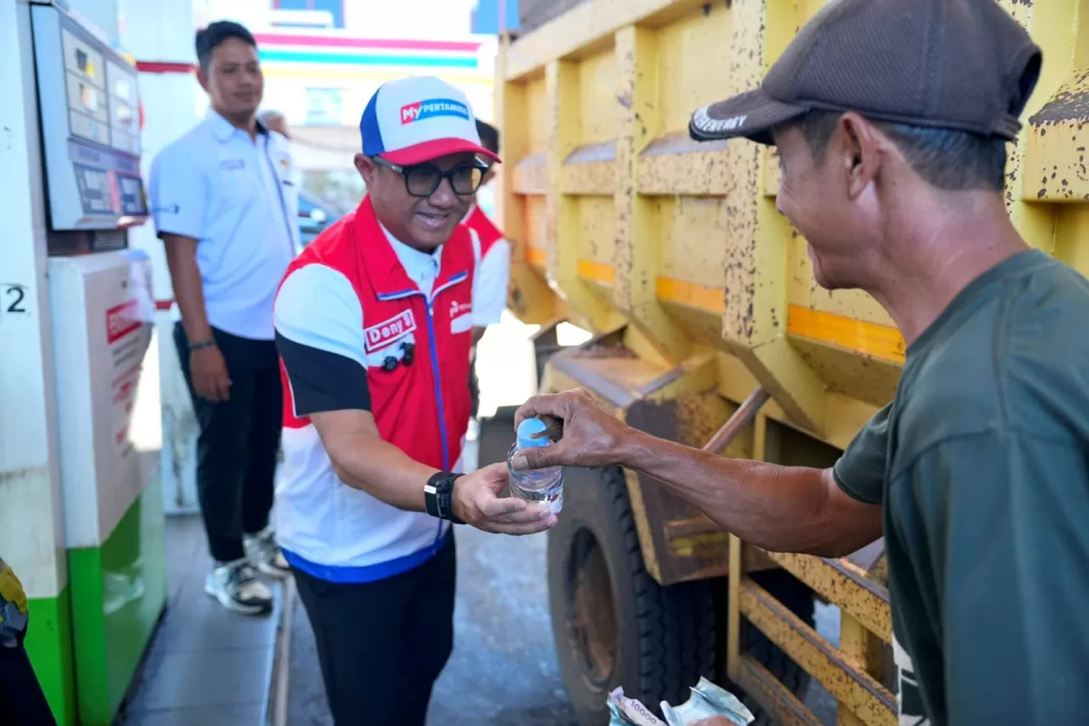 Executive General Manager Pertamina Patra Niaga Regional Sulawesi, Deny Sukendar dialog langsung sopir truk disalah satu SPBU Kota Makassar, Sabtu (2/8). (Ist)