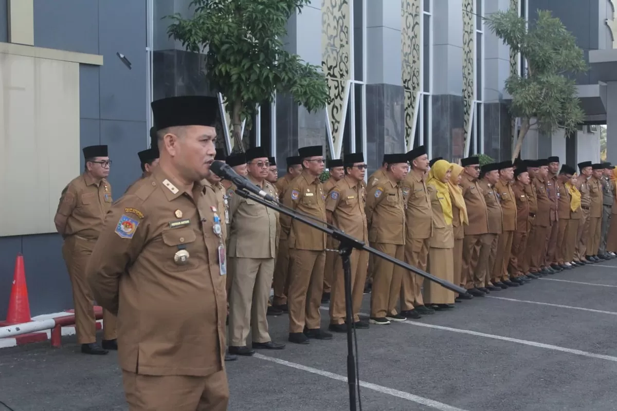 Sejda Bengkulu, Herwan Antoni memberikan pengarahan pada apel bulanan di Pemprov Bengkulu. (Foto/Ist)