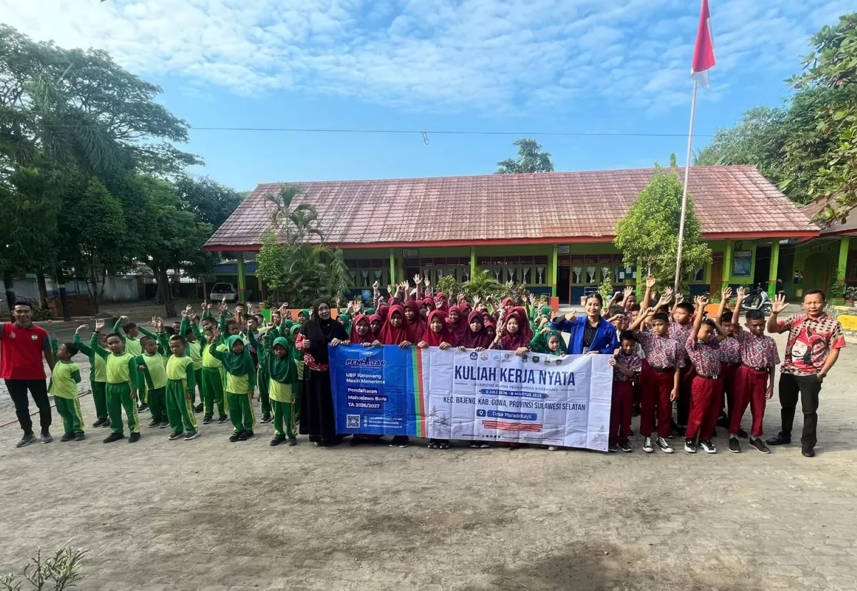 Sebelum mengakhiri pengabdiannya di Desa Maradekaya, Andi Dian foto bersama Kepala Sekolah, guru-guru dan siswa. (Ist)