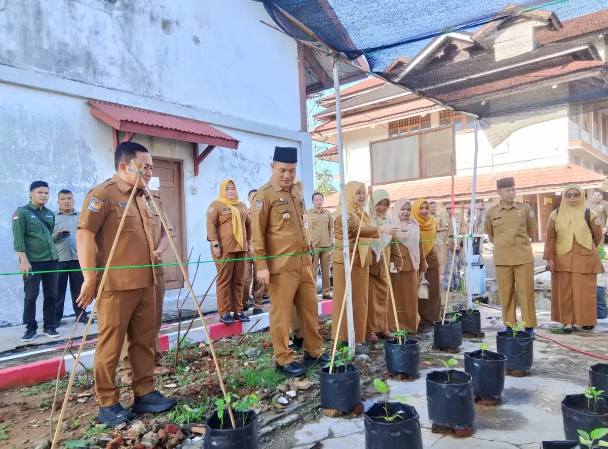 Sekda Bebgkulu, Herwan Antonu meninjau kebun Dinas ESDM Provibsi Bengkulu usia mimpin apel pagi. (Foto/Ist)
