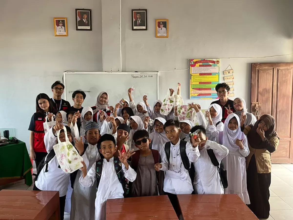 &ldquo;Workshop Pelatihan dan Pembuatan Tote Bag Ecoprint dengan Teknik Pounding&rdquo;. Agenda ini berlangsung di UPTD SD Negeri 56, Kota Parepare, Jumat (24/7). (Ist)
