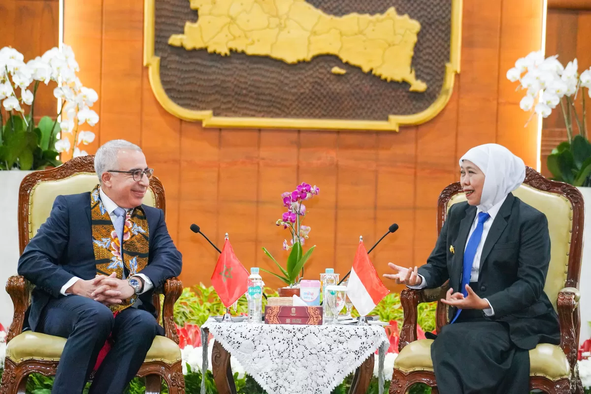 Duta Besar Kerajaan Maroko H.E. Mr. Redouane  Houssaini, saat  melakukan kunjungan kehormatan dengan Gubernur Jatim Khofifah Indar Parawansa di Gedung Negara Grahadi Surabaya. (Ist).