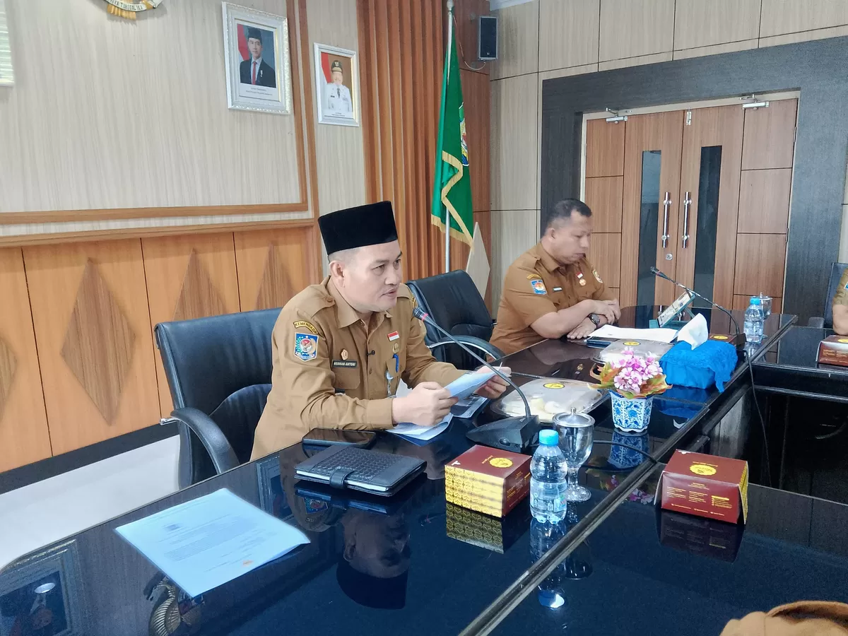Sekda Bengkulu, Herwan Antoni didampingi Kadis PUOR Bengkulu, Tejo Suroso mwmpimpin rapat  terkait pembanguan pengolaan sampah terpasu di daerah ini. (Foto/IIst)