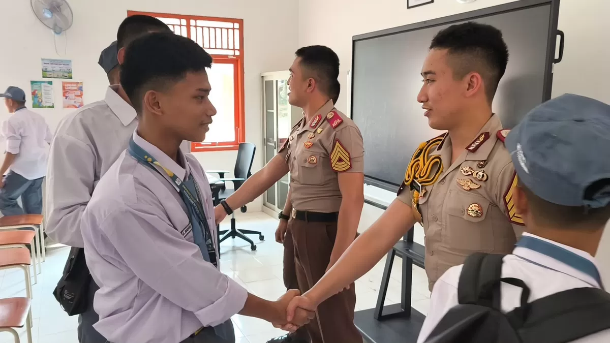 Ratusan Taruna Akpol damping siswa sekolah rakyat bersama Taruna Akmil TNI.(Foto/Ist)