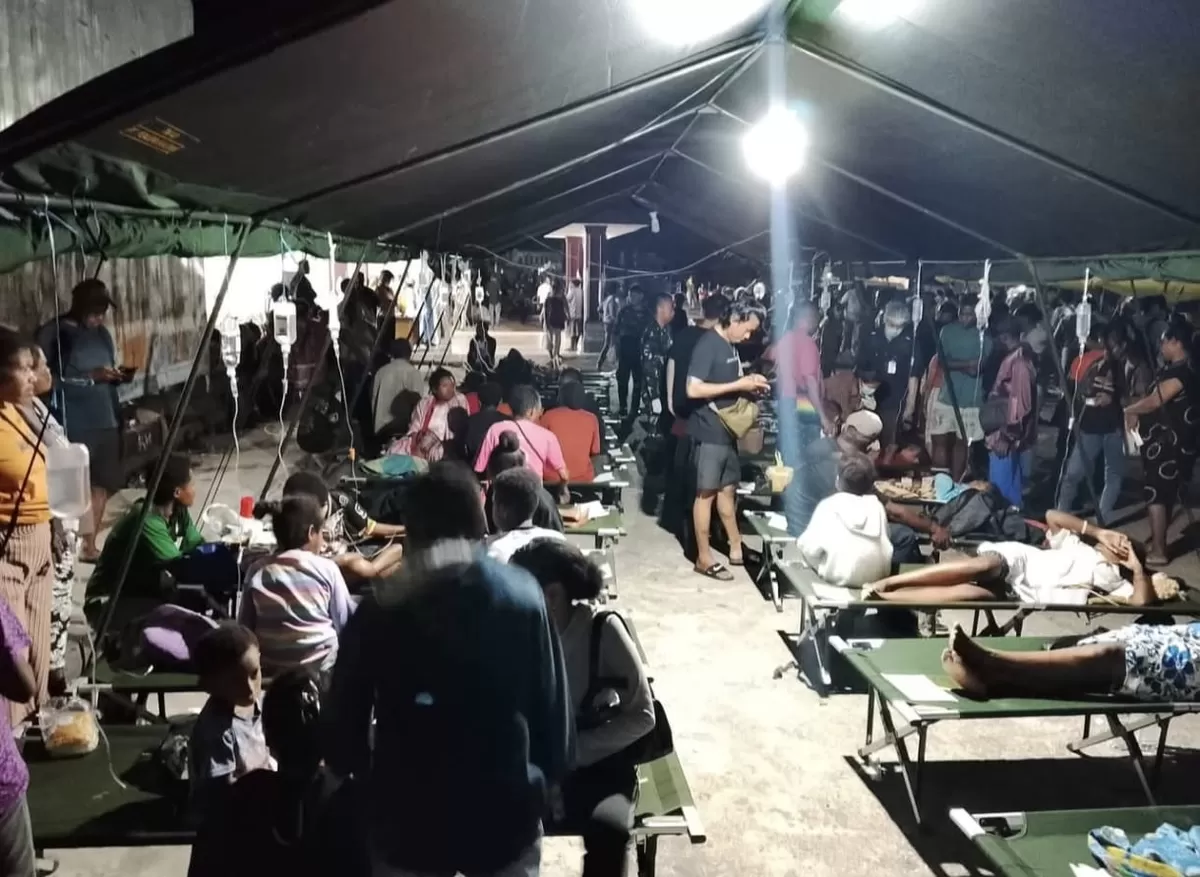 Tampak sejumlah pasien yang dirawat di tenda darurat yang dibangun di halaman RSUD Yowari (Istimewa )
