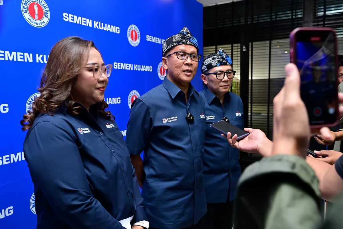  Direktur Utama SIG, Indrieffouny Indra (tengah) menjawab pertanyaan media saat konferensi pers peluncuran Semen Kujang di Bandung, pada Rabu (5/8/2026).