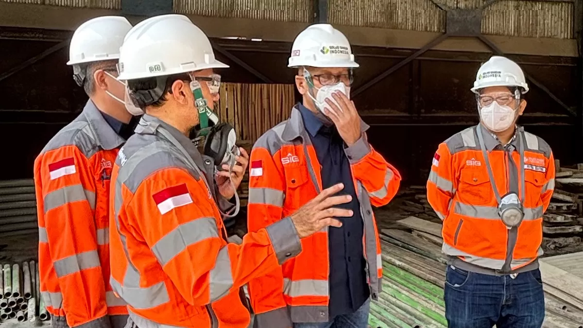  Direktur Utama SIG, Indrieffouny Indra (kedua dari kanan) memimpin koordinasi lapangan di Pabrik Lhoknga untuk memastikan ketersediaan pasokan semen di Aceh.