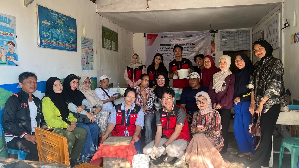 Andisetia Prawira dan kelompoknya melaksanakan program kerja Pelatihan Pembuatan Pupuk Organik Cair (POC) menggunakan Limbah Dapur di Kelurahan Tiro Sompe, Kecamatan Bacukiki, Parepare, Sulsel. (Ist)