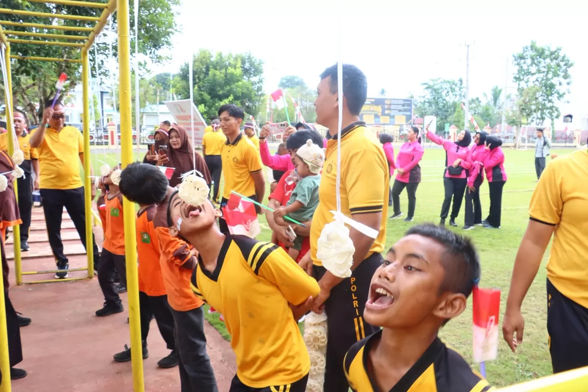 Polres dan Bhayangkari  Lebong bersama anak panti asuhan Kabupateng Lebong menggelar lomba makan kerupuk meriahkan HUT Kenerdekaan RI ke-81 tahun 2026.(Foto/Ist)
