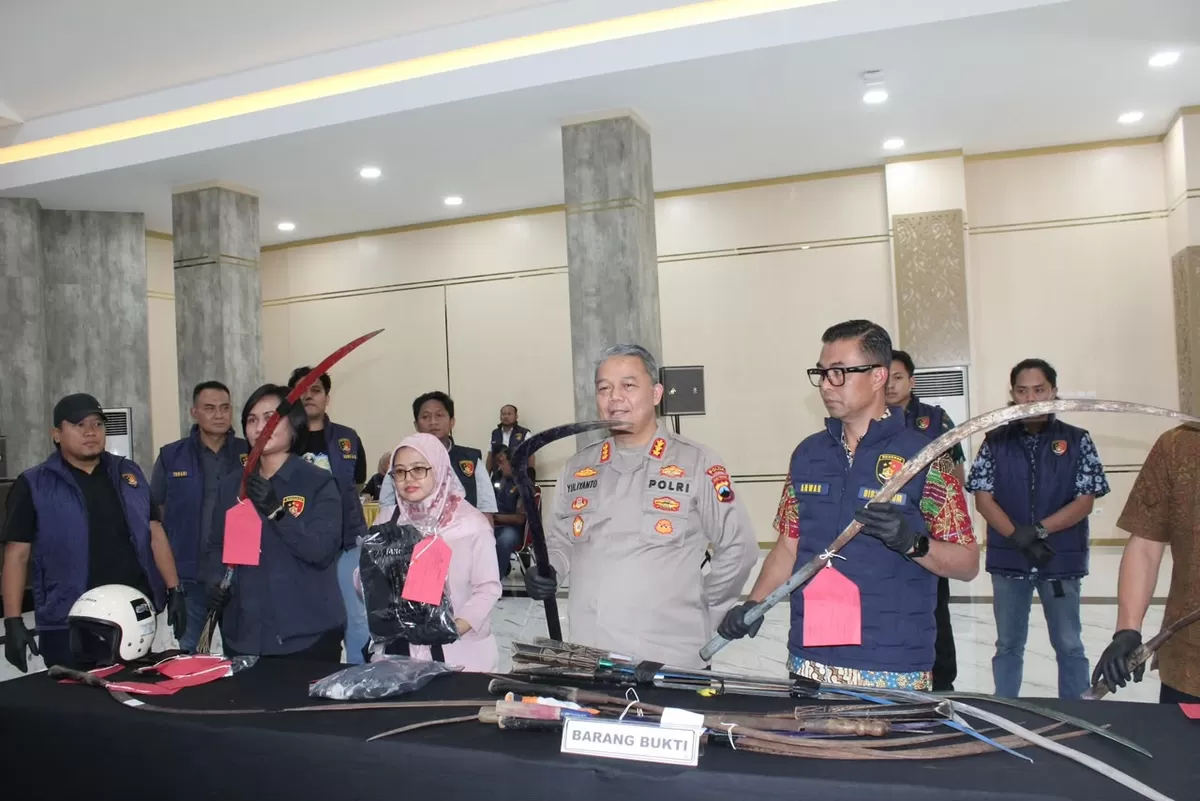Polda Jateng ungkap tawuran remaja bersenjata tajam di Mangkang. Empat tersangka ditahan, 17 pelaku masuk daftar pencarian orang.