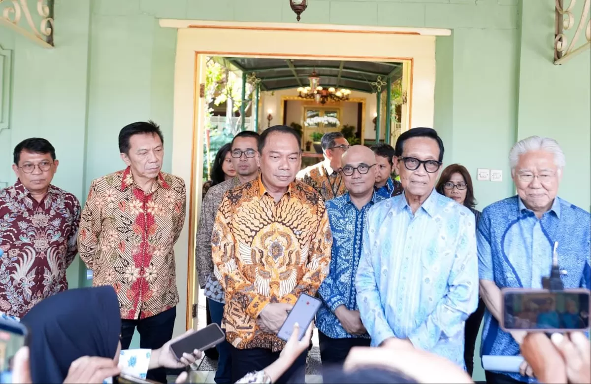 Gubernur DIYSri Sultan Hamengku Buwono X bersama jajaran direksi PT. Jasa Marga dok. Humas PT. Jasa Marga