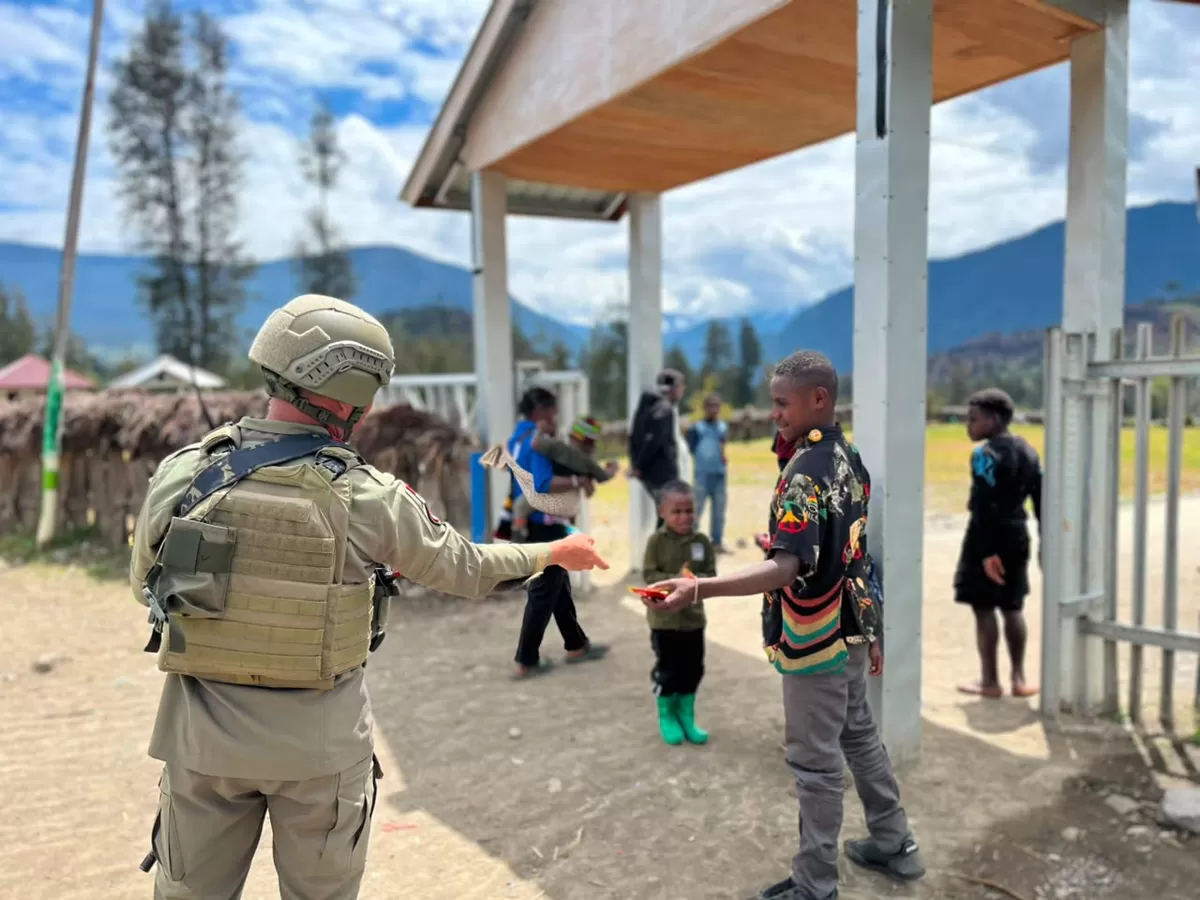 Satgas Kepolisian Ops Damai Cartenz menggelar operasi kedekatan dengan masyarakat Papua.(Foto/Ist)