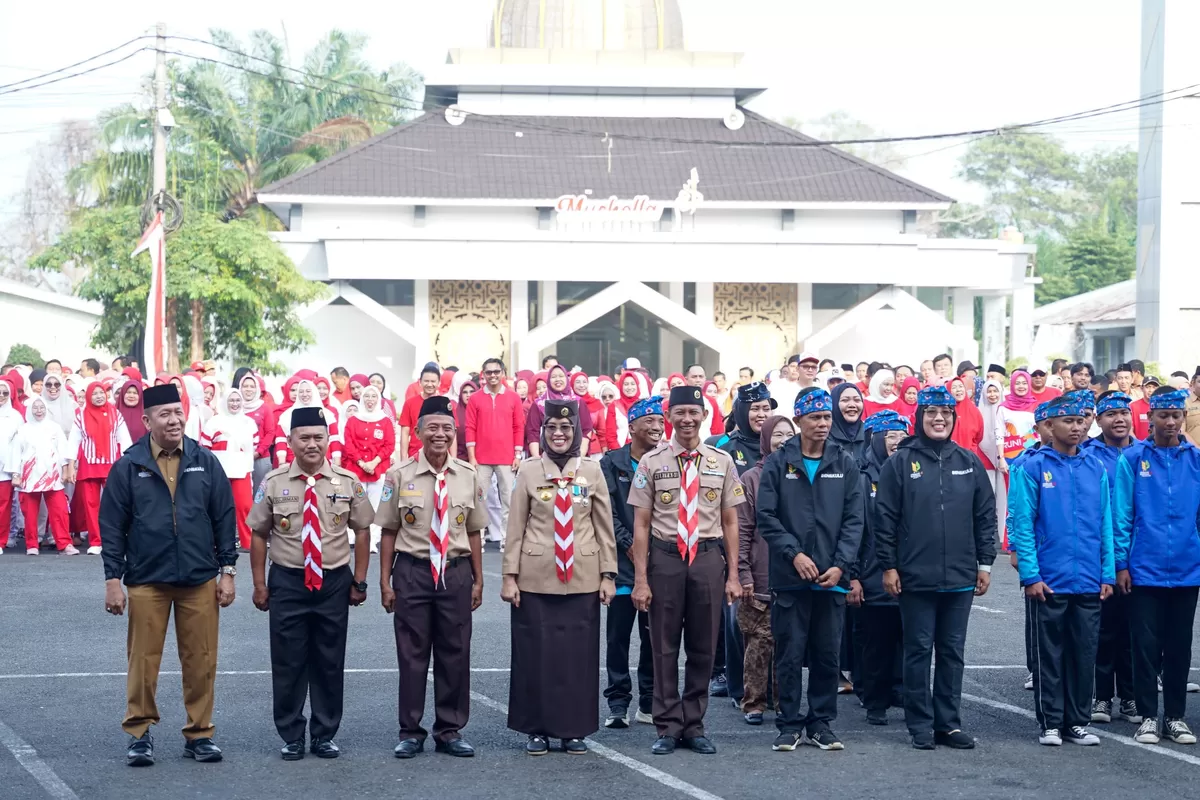 Sekda Herwan Antoni foto bersama dengan tim kontingen Janmas Bengkulu ke Cibubur, Jakarta Timur.(Foto/Ist)