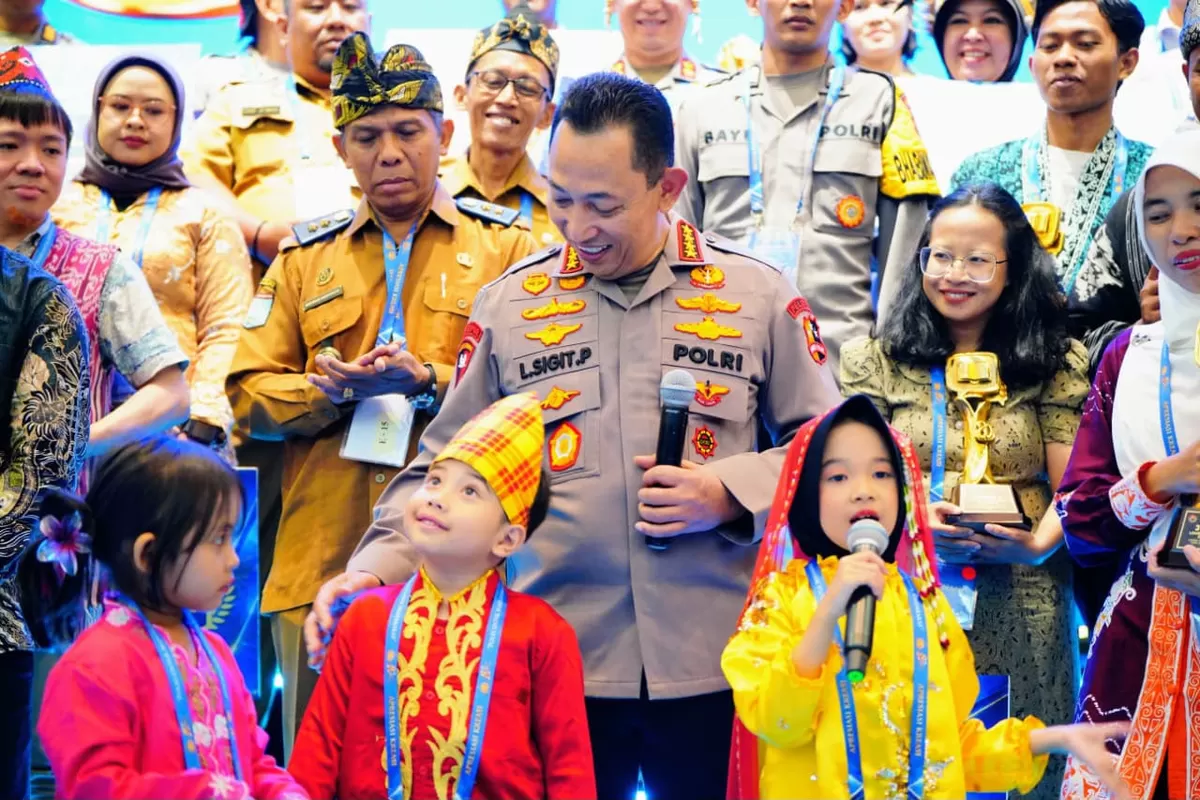 Kapolri Jendral Polisi Listyo Sigit Prabowo saat berinteraksi dengan anak-anak di Jakarta.(Foto/Ist)
