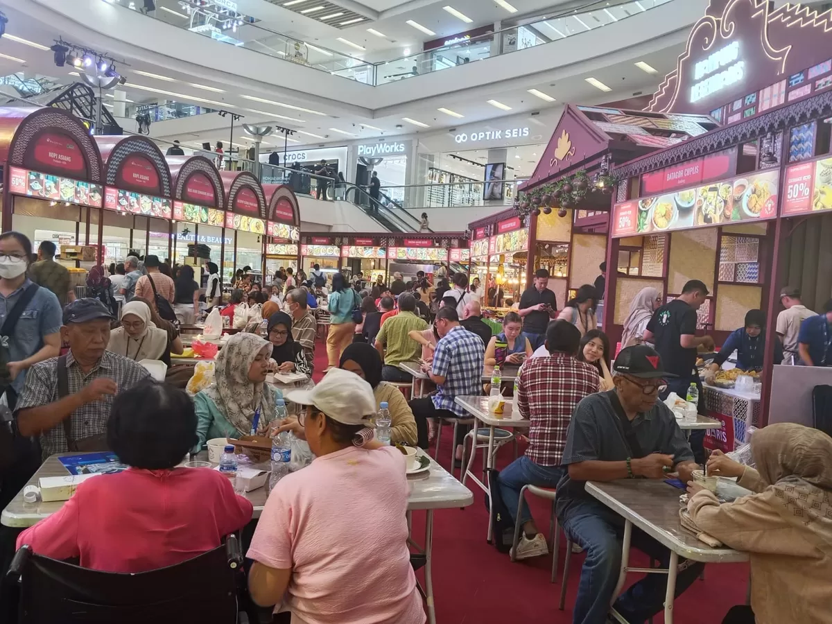 Suasana Kampung Legendaris Mal Ciputra Jakarta ramai dkunjungi para pecinta kuliner , Rabu (12/8/2026) sore. (SP News/Rully Satriadi)