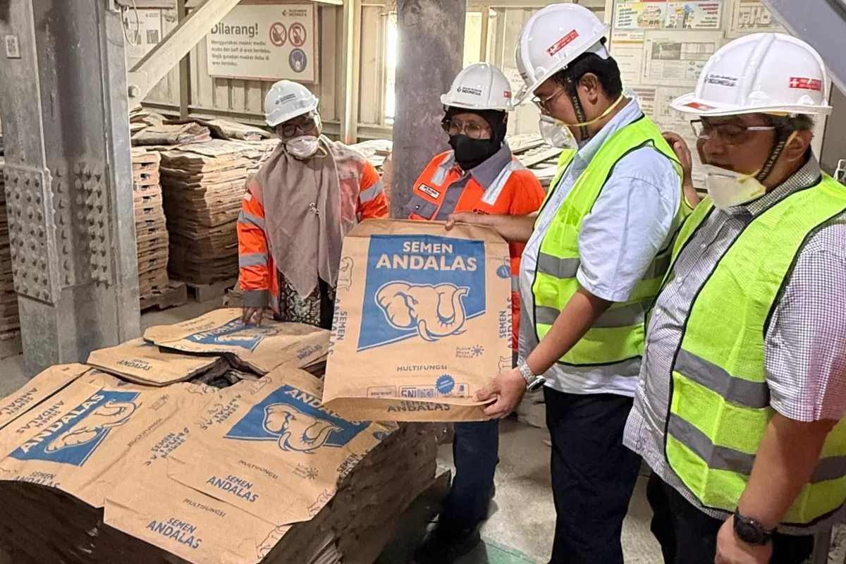 Direktur Operasi SIG, Reni Wulandari (kedua dari kiri) bersama Direktur PT Solusi Bangun Andalas, Edi Sarwono (ketiga dari kiri) dan Direktur Operasi PT Semen Padang, Andria Delfa (kanan) 