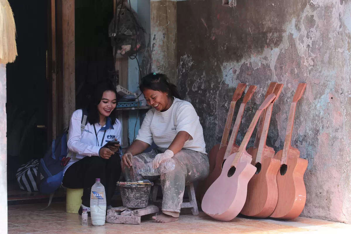 Rini Sudarwanti bangkit dari jerat rentenir lewat PNM Mekaar, mengembangkan gitar handmade dan memperjuangkan masa depan pendidikan anak.
