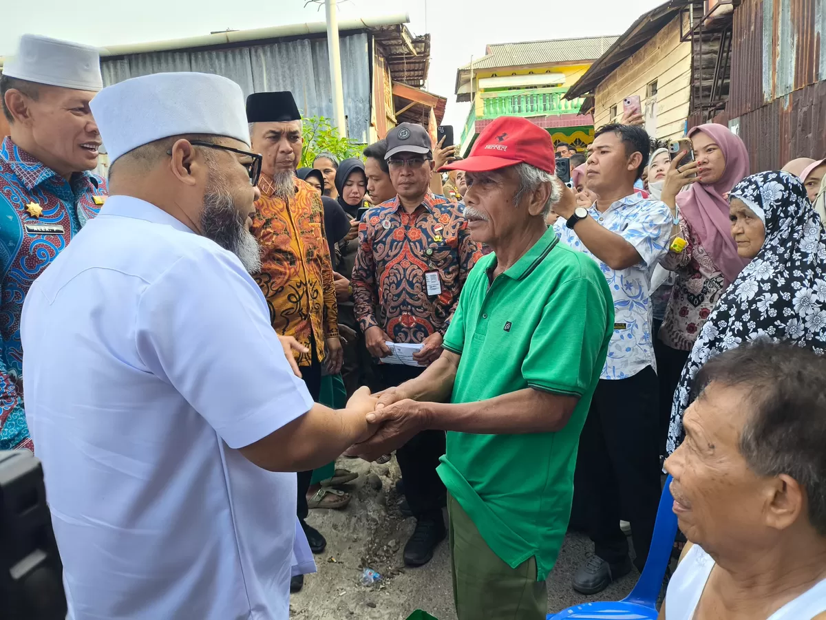 Gubernur Bengkulu Helmi Hasan mengunjungi waega korban kebakaran di Kelurahab Pengantungan,Kota Bengkulu.(Foto/Ist)
