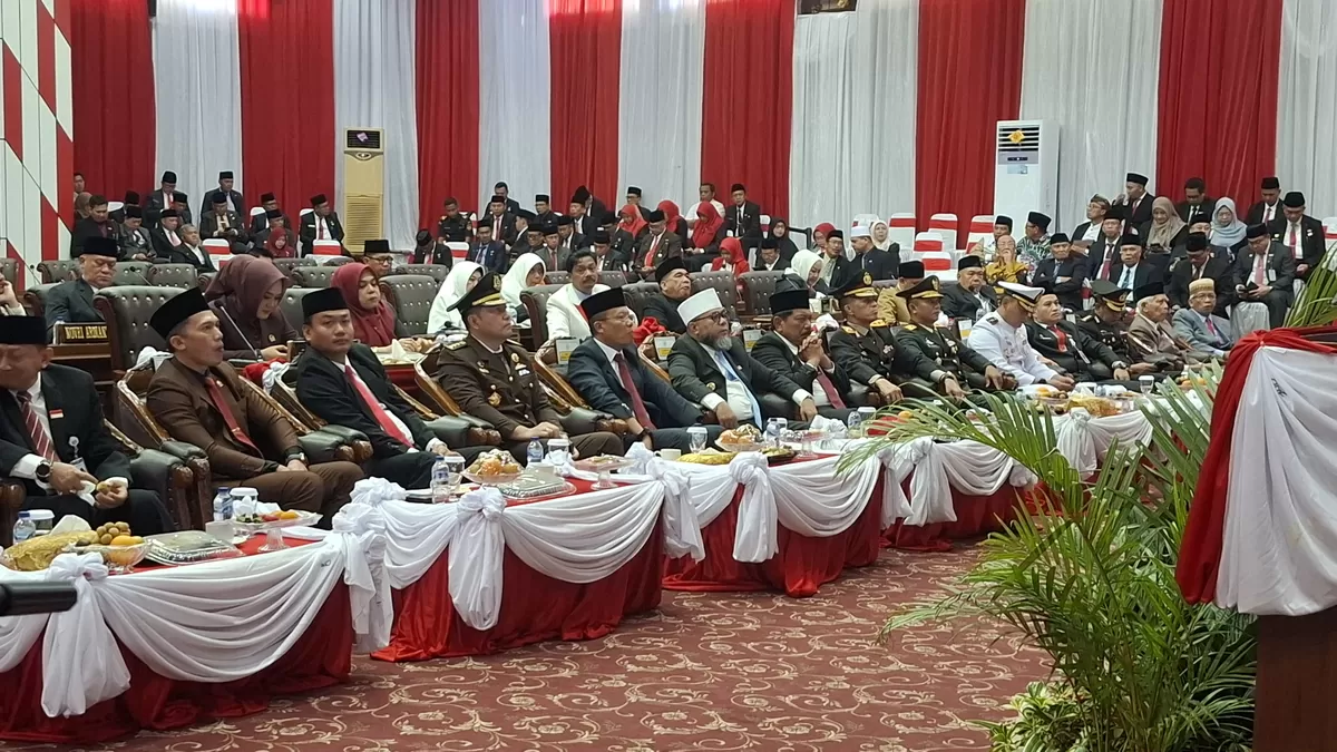Gubernur Bengkulu bersama Forkompinda dan Pimpinan OPD Pemprov Bengkulu mendengarkan pidoto kenegaraan Presiden RI  terkait RAPBN 2027 di gedung DPRD  Provinsi Bengkulu.(Foto/Iat)