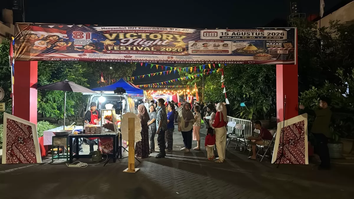 Para warga penghuni Cluster Victory Land antre menukarkan kupon makanan dan minuman gratis di acara Victory Night Festival 2026, Sabtu (15/8/2026) malam. (Anita Anggrainy) 